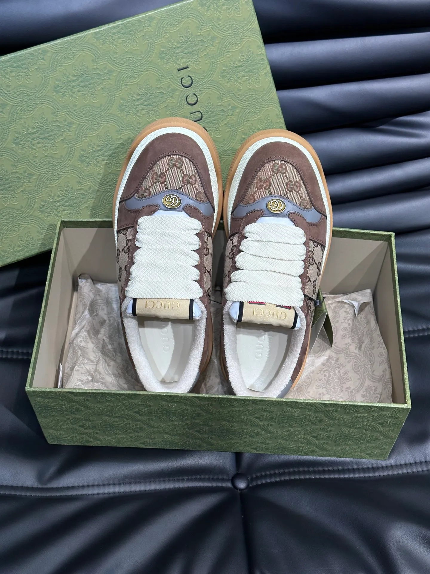 Men's men's shoes 💰p480 "GUCC*" Screener series 👫 Couple style GG thick-soled sneakers, the Screener series is inspired by the classic sneakers of the 1970s, cleverly incorporating the retro Gucci logo, two-color waterproof platform soles, and 5CM thick soles to enhance the aura, conveying the new design concept that a single product should be permanently accompanied by the passage of time, creating a retro distressed effect, decorated with metal double G oval enamel details! High-quality, versatile classic items, highly recommended. Size female 35-39, male 38-44